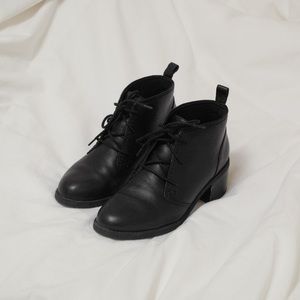 Size 5 Clarks Lace Up Ankle Boots